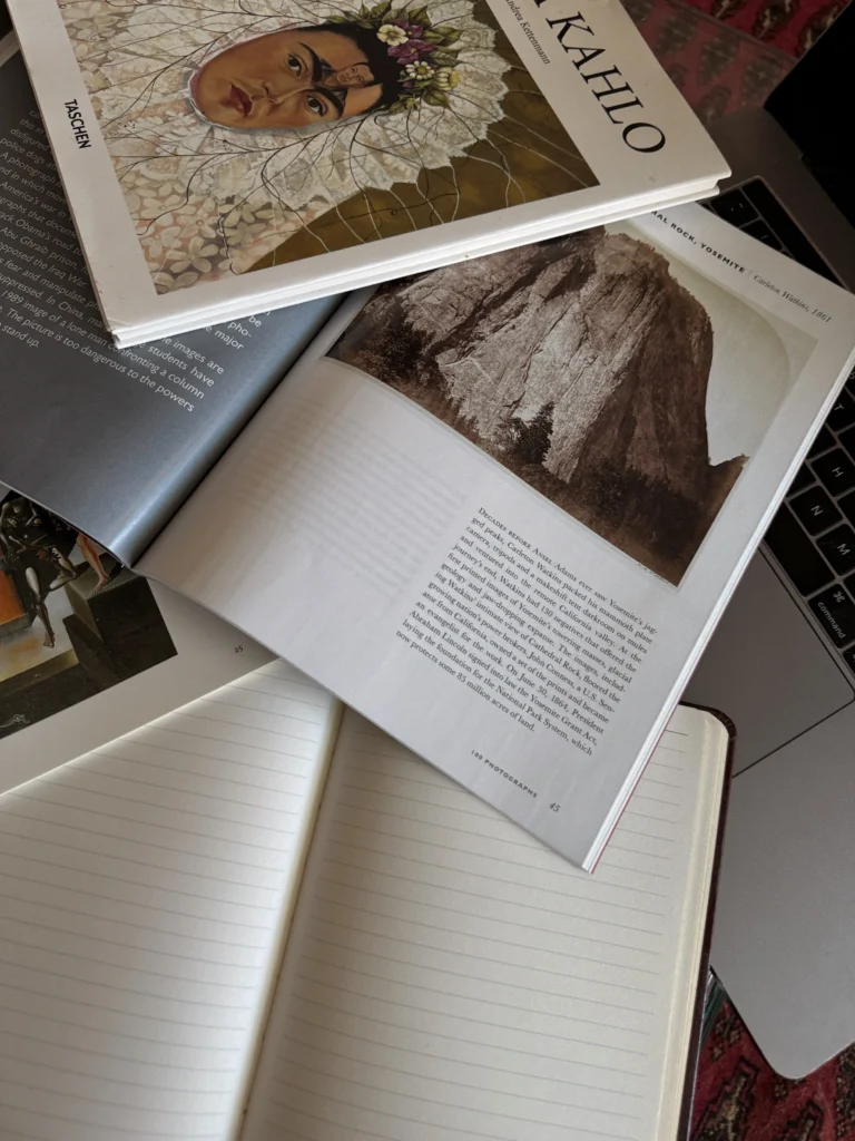 Revisão e análise crítica de manuscritos: livros, caderno de notas e computador portátil
